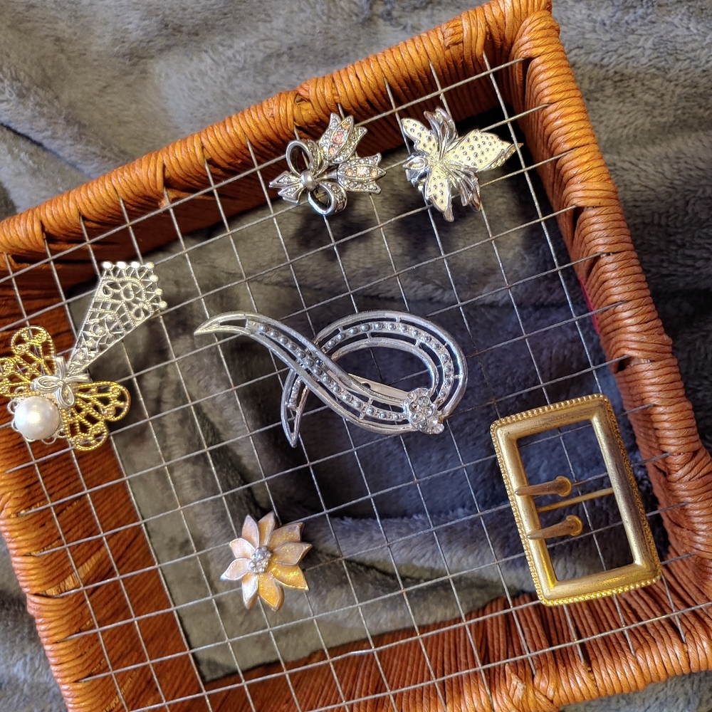 11 vintage brooches
